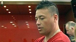 Alem (de rojo), también conocido en el mundo del hampa como Negro o Chula