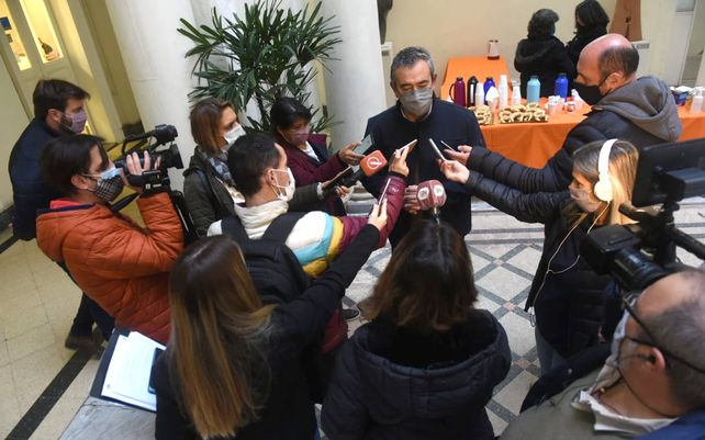 El intendente Pablo Javkin en contacto con los medios de la ciudad.&nbsp;