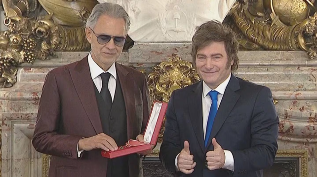 Andrea Bocelli recibió la medalla Orden de Mayo en la ceremonia de Casa Rosada