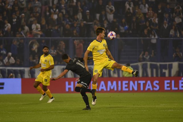 Komar despeja en el partido frente a Talleres. Ese día el canalla no perdió de visitante.