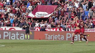 Matías Pérez apareció de cabeza sobre la hora para darle el triunfo a Lanús frente a Arsenal.