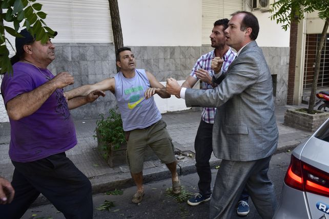 Dos hombres protagonizaron una brutal pelea por una discusión de tránsito