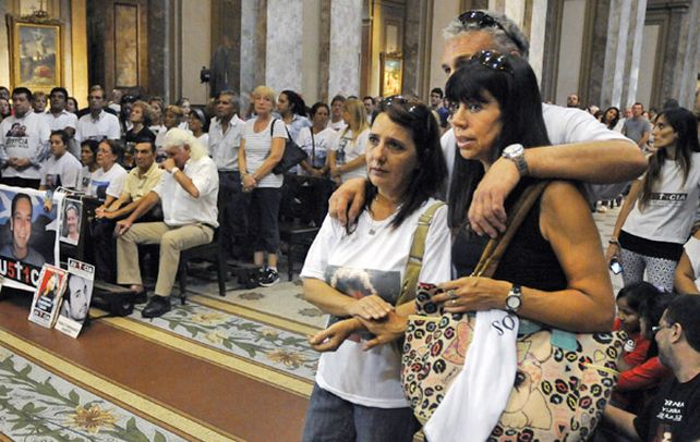 Dolor. La misa en la catedral. Los padres de Lucas Menghini en primer plano entre el resto de familares de víctimas.
