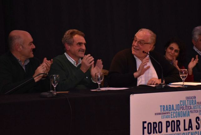En campaña. Rossi y Heller disertaron ayer en la Estación Fluvial.