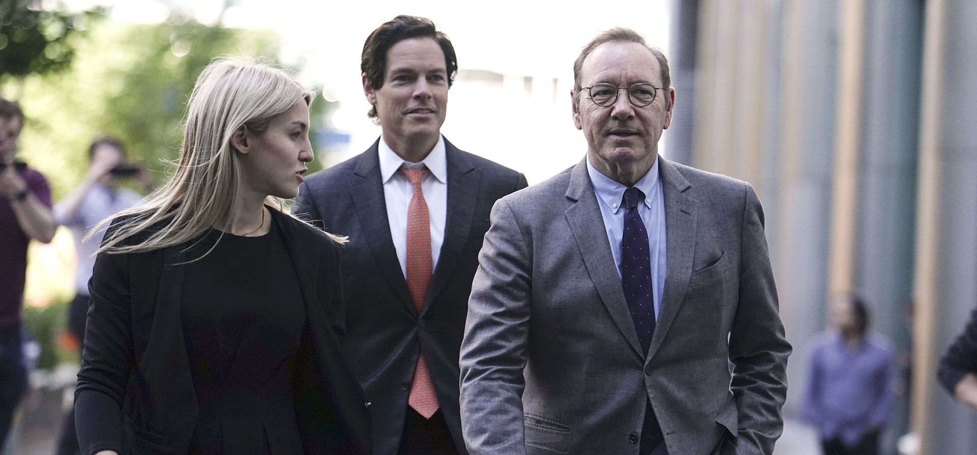 El actor Kevin Spacey, camina afuera del Tribunal de la Corona de Southwark, Londres, el lunes 17 de julio de 2023. (Jordan Pettitt/PA vía AP) El actor Kevin Spacey, camina afuera del Tribunal de la Corona de Southwark, Londres, el lunes 17 de julio de 2023. (Jordan Pettitt/PA vía AP)