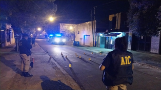 Balacera en Cazadores y Balcarce. La policía trabaja frente al comercio tiroteado anoche