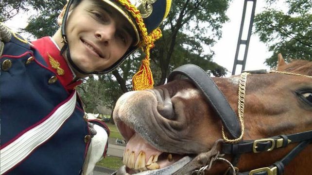 ¿Quién es el granadero de la selfie del Bicentenario?