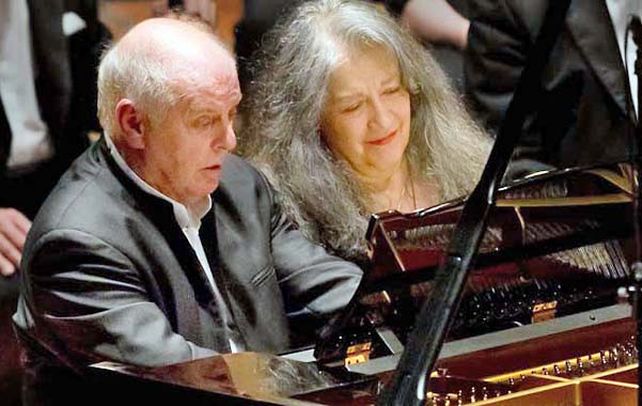 Virtuosos. Barenboim y Argerich tocando a cuatro manos en la Filarmónica.