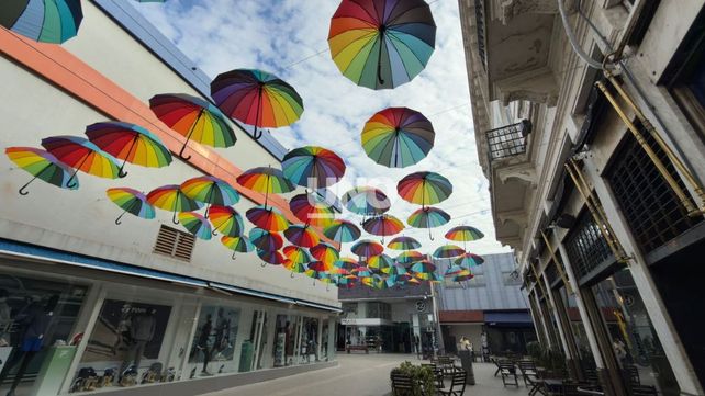 Cielo de paraguas: La Peatonal San Martín luce un techo de paraguas multicolores para embellecer el paseo.