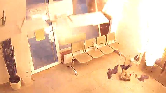 En video: salvó milagrosamente su vida por segundos al explotar un lavarropas