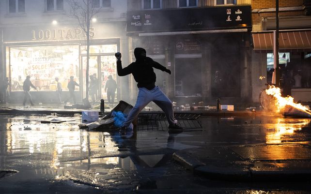 La policía de Bruselas realizó más de 100 arrestos después de una manifestación en Bruselas por la muerte de un joven negro mientras estaba bajo custodia policial. Las revueltas nocturnas se tornaron muy violentas.