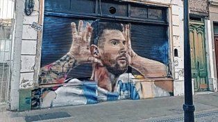 Nuevo mural de Lionel Messi con el gesto del Topo Gigio en San Telmo