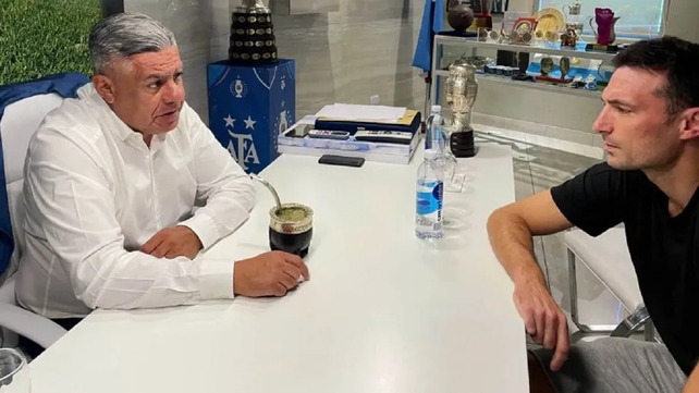 Tapia confirmó que Scaloni tiene 23 apellidos confirmados