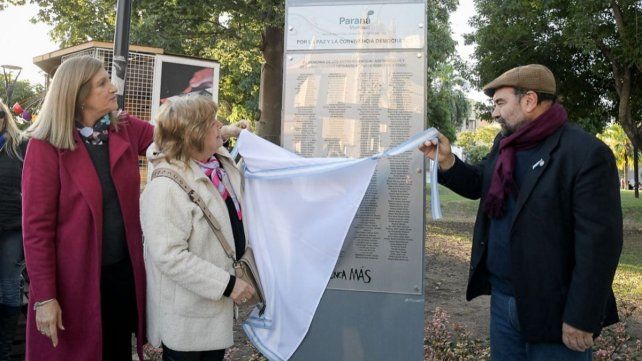 La Municipalidad de Paraná puso en valor el Monolito de la Memoria en Plaza Alvear.