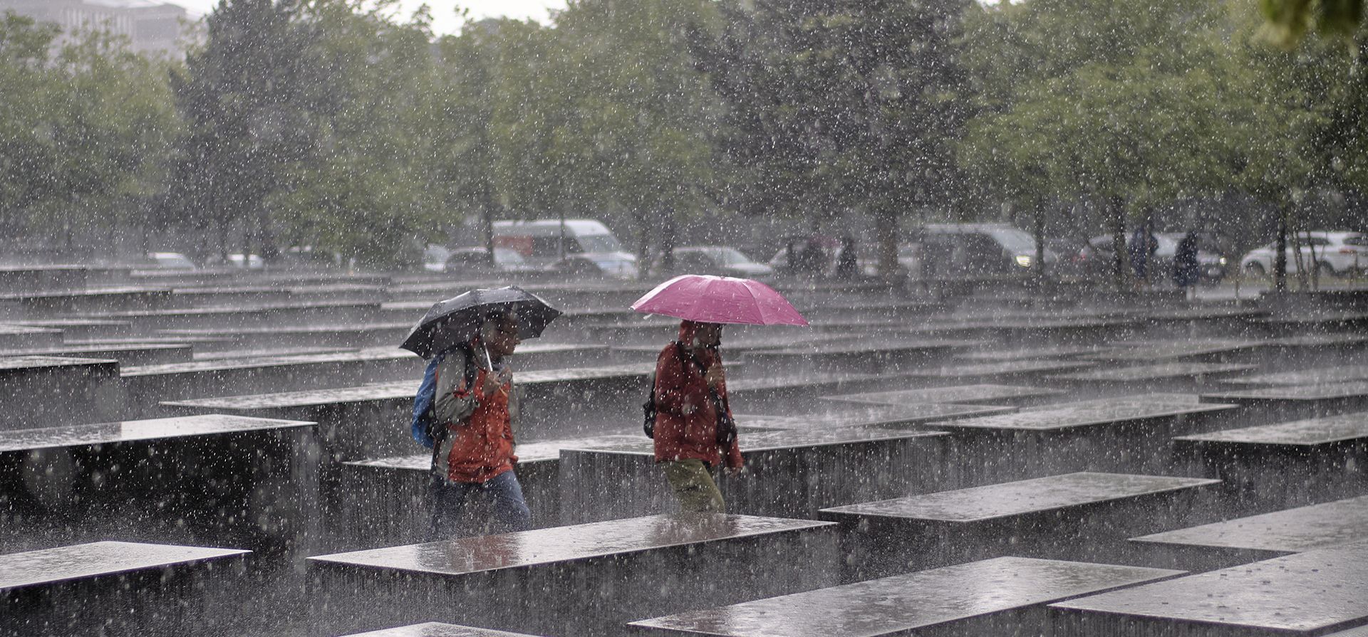 Dos visitantes caminan por el Memorial del Holocausto durante una fuerte lluvia en Berlín, Alemania, el jueves 5 de junio de 2025. (Foto AP/Markus Schreiber) Dos visitantes caminan por el Memorial del Holocausto durante una fuerte lluvia en Berlín, Alemania, el jueves 5 de junio de 2025. (Foto AP/Markus Schreiber)