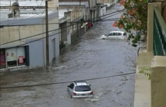 El agua arrastró varios autos que estaban estacionados en la calles. (Foto: via Twitter @mnsaldivar)