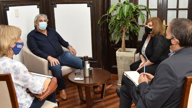 Sergio Romero con las autoridades provinciales