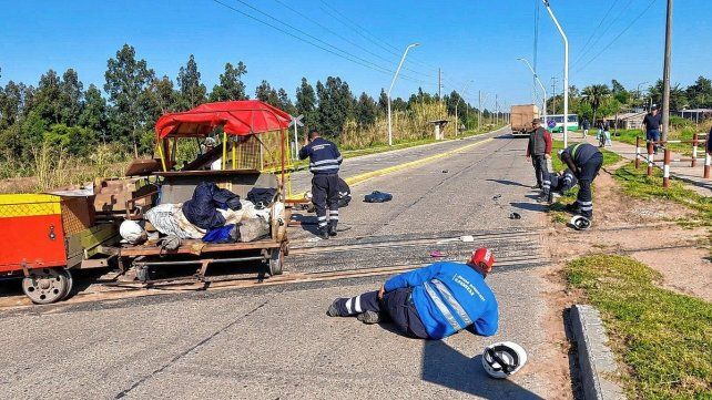 Los trabajadores esperaron la llegada de las ambulancias para su traslado.