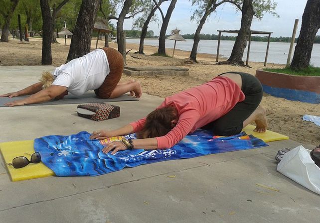 Volvió el yoga a la playa del Municipal