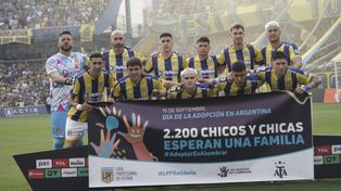 Los once que saltaron al césped del Gigante de Arroyito para el trascendental partido ante Boca. El destacado, Ángel Di María.