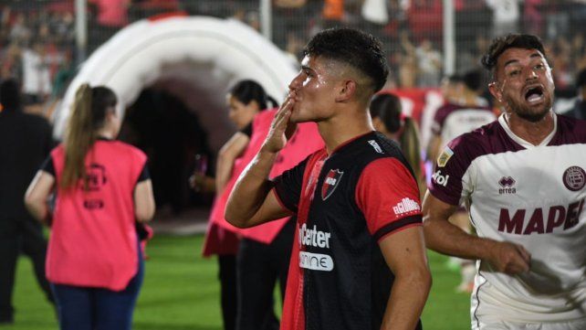 Agustín Juárez le manda un saludo emocionado a sus familiares en la tribuna de Newells