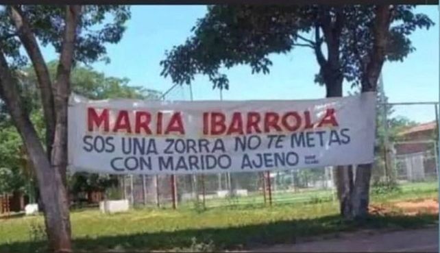 La acusación. La mujer engañada acusó a otra y la escrachó con un pasacalles.