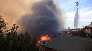 Dura lucha en Chile por controlar el peor incendio de la historia de Valparaíso