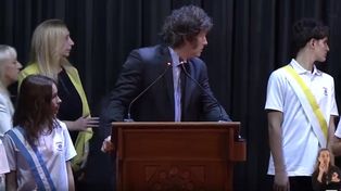 El presidente Javier Milei, sorprendido, observa el desplome de una alumna escolta que estaba junto con él en el escenario.