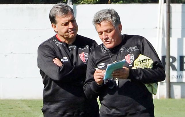 Haciendo cuentas. El Tata le presta atención a las indicaciones del profe Coria. Quiere clasificar frente a Olimpia y