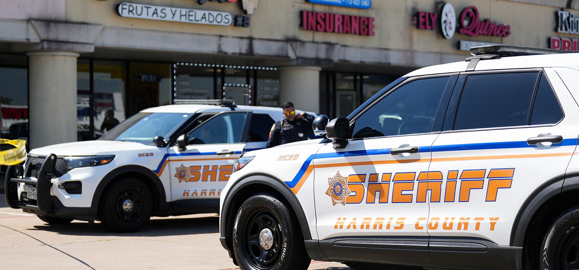 Agentes del sheriff del condado de Harris trabajan en el lugar de los hechos después de que un hombre fuera atropellado por el vehículo de un agente de ICE durante un operativo de control migratorio en el noroeste de Houston, el sábado 10 de octubre de 2026. (Jason Fochtman/Houston Chronicle vía AP) Agentes del sheriff del condado de Harris trabajan en el lugar de los hechos después de que un hombre fuera atropellado por el vehículo de un agente de ICE durante un operativo de control migratorio en el noroeste de Houston, el sábado 10 de octubre de 2026. (Jason Fochtman/Houston Chronicle vía AP)