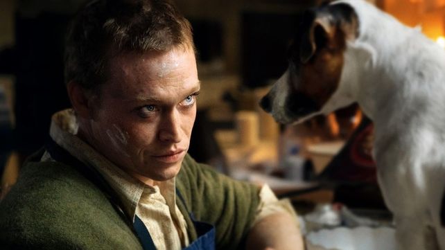 Caleb Landry Jones interpreta a Douglas