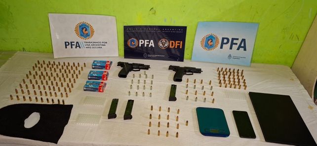 Parte de lo secuestrado a la banda en los allanamientos en el cordón Ayacucho.