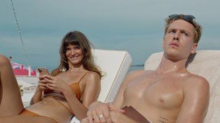Ricos y famosos. La joven pareja protagonista son dos modelos e influencers que compiten por cuestiones de dinero, notoriedad y poder.&nbsp; 