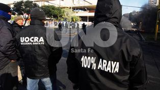 Manifestantes de la Uocra, queman cubiertas y cortan el microcentro santafesino