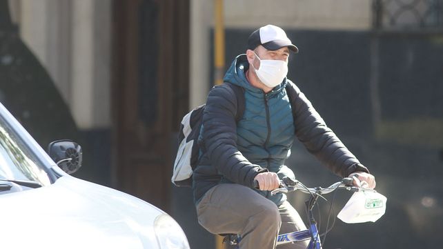Ciclista con barbijo en Paran&aacute;.&nbsp;