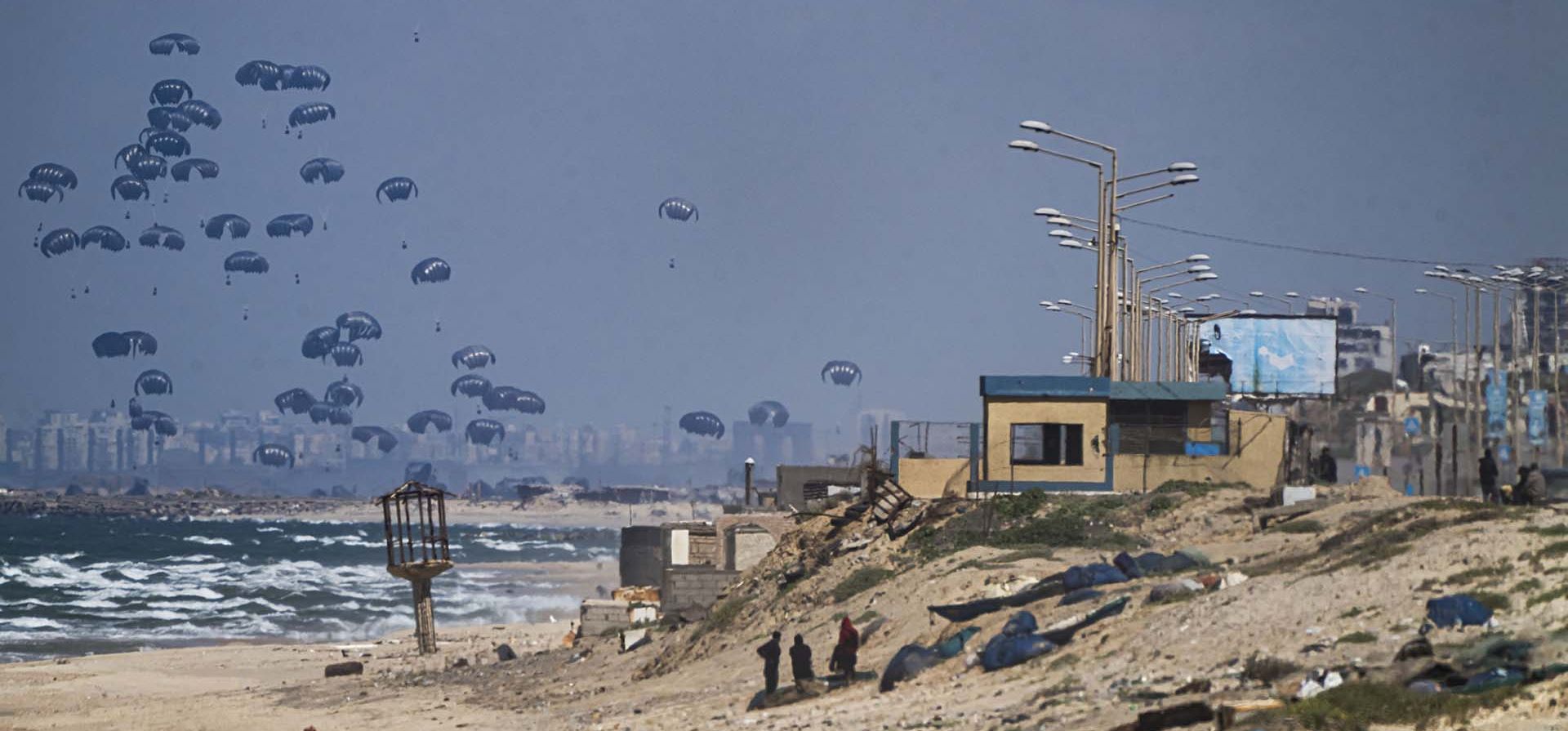 Un avión lanza ayuda humanitaria sobre el norte de la Franja de Gaza, visto desde el centro de Gaza, el lunes 25 de marzo de 2024. (Foto AP/Fatima Shbair) Un avión lanza ayuda humanitaria sobre el norte de la Franja de Gaza, visto desde el centro de Gaza, el lunes 25 de marzo de 2024. (Foto AP/Fatima Shbair)
