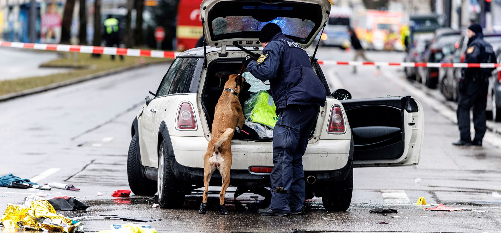 ARCHIVO - Los servicios de emergencia acuden al lugar de un ataque con un coche en Múnich, Alemania, el jueves 13 de febrero de 2025. (Matthias Balk/dpa vía AP, Archivo) ARCHIVO - Los servicios de emergencia acuden al lugar de un ataque con un coche en Múnich, Alemania, el jueves 13 de febrero de 2025. (Matthias Balk/dpa vía AP, Archivo)