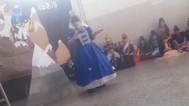 Balearon al lado de una escuela mientras los alumnos estaban en un acto