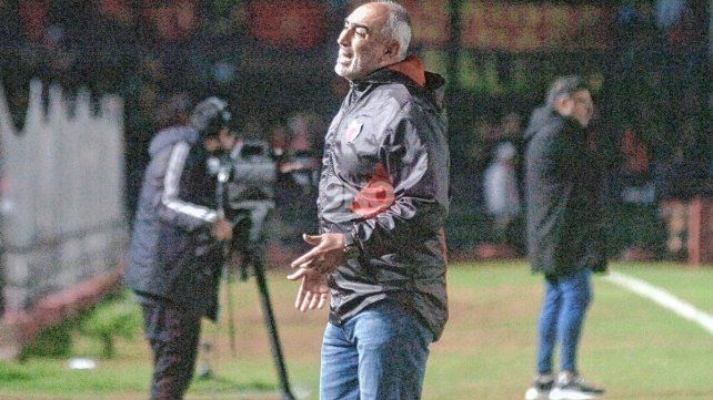 El entrenador de Colón cuenta con el mejor plantel y ahora tiene que hacer jugar mucho mejor al equipo. El entrenador de Colón cuenta con el mejor plantel y ahora tiene que hacer jugar mucho mejor al equipo.