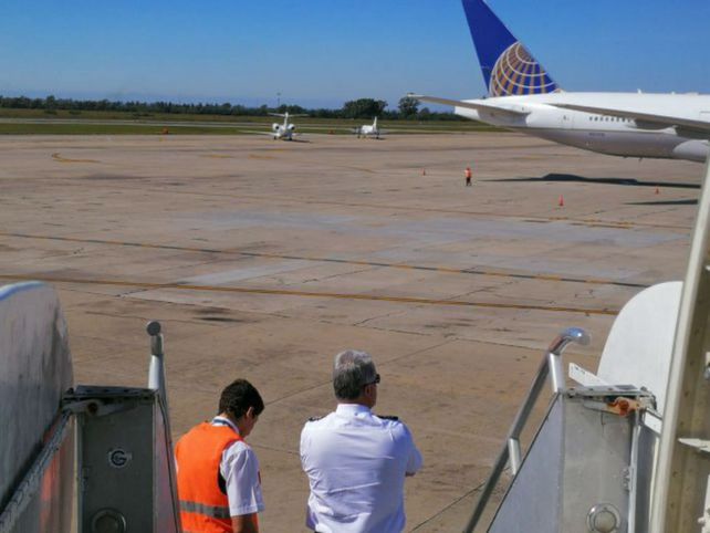 Confuso. El piloto del vuelo proveniente de Miami esperaba un relevo.