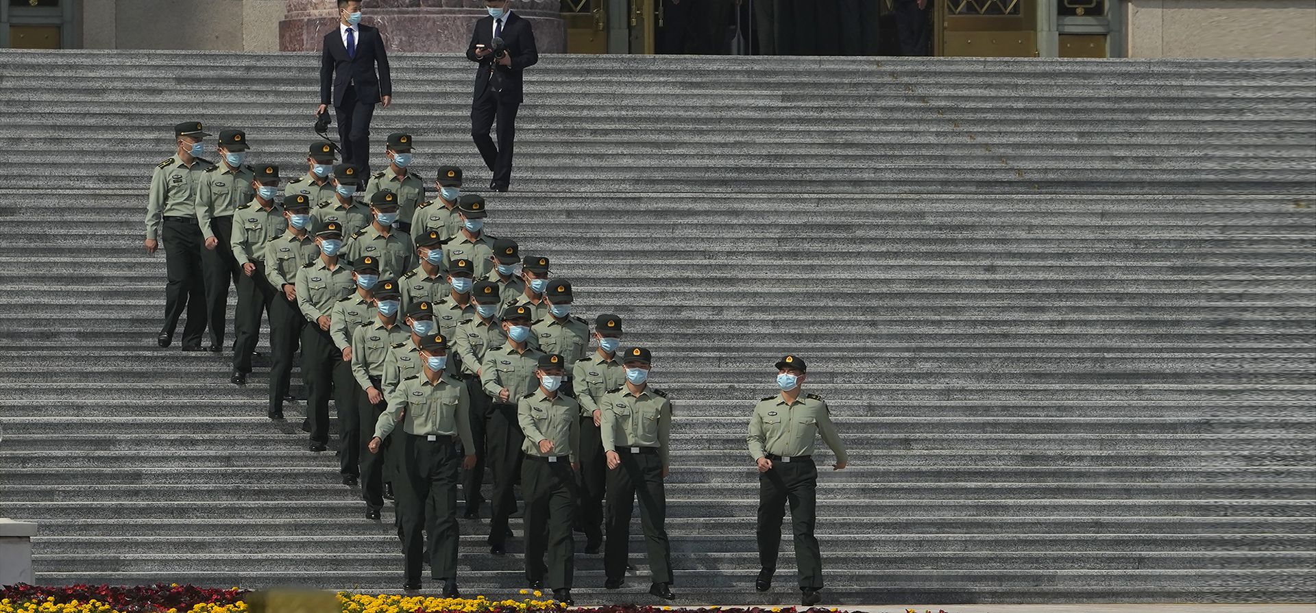 Soldados marchan por las escaleras del Gran Palacio del Pueblo en Beijing, el lunes 26 de septiembre de 2022. El Partido Comunista de China, que gobernó durante mucho tiempo, fijó el 16 de octubre para su 20º congreso del partido, en el que se espera que asista el líder Xi Jinping.
