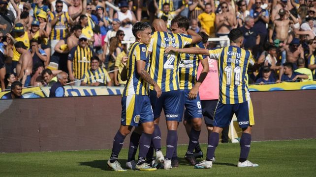 Todo Central festeja el gol de Komar que abrió la cuenta ante Argentinos Juniors.