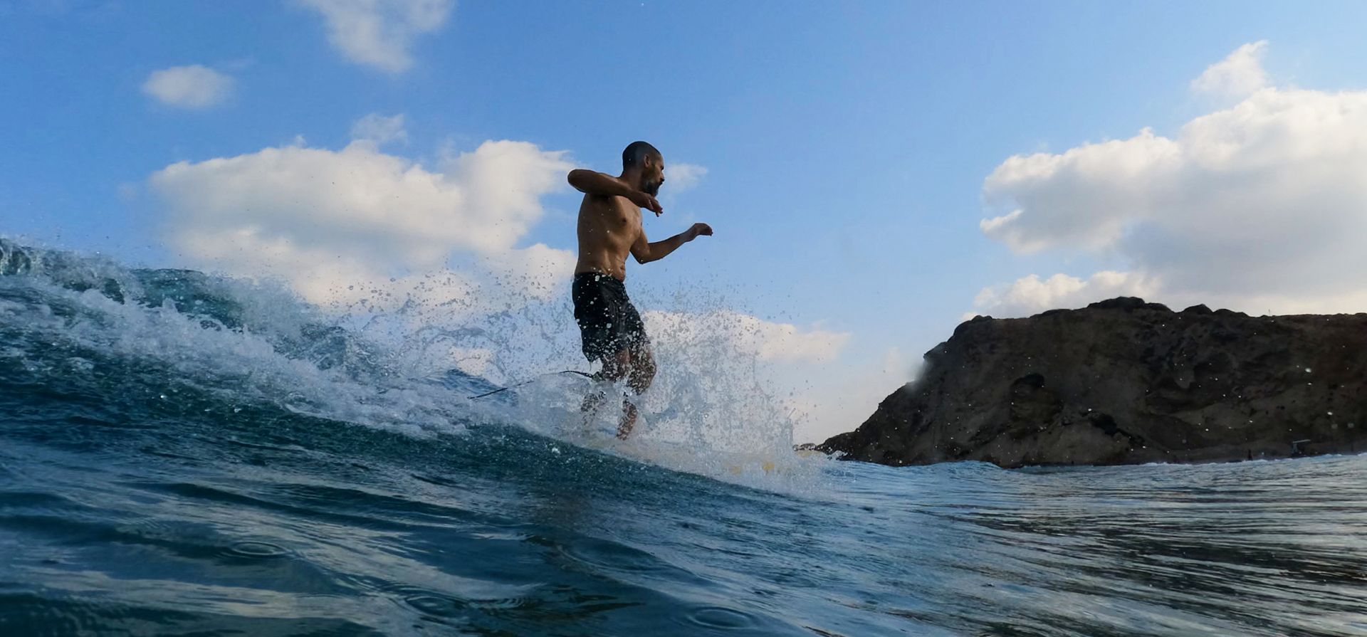 Erez Gomel practica surf en el mar Mediterráneo, en la Reserva Marina y Natural de Gador, en Hadera, Israel, durante una ola de calor el miércoles 5 de agosto de 2026. (Foto AP/Ariel Schalit) Erez Gomel practica surf en el mar Mediterráneo, en la Reserva Marina y Natural de Gador, en Hadera, Israel, durante una ola de calor el miércoles 5 de agosto de 2026. (Foto AP/Ariel Schalit)
