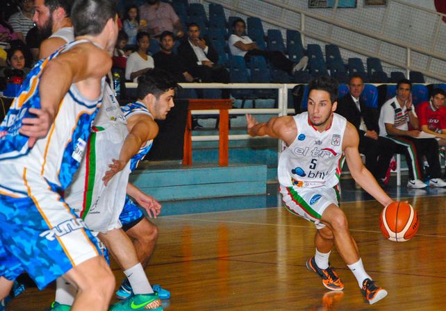 Parecía que el Negro lo ganaba sobre el cierre y se quedó con las manos vacías otra vez en el Butta.   Foto Gentileza/Prensa Echagüe