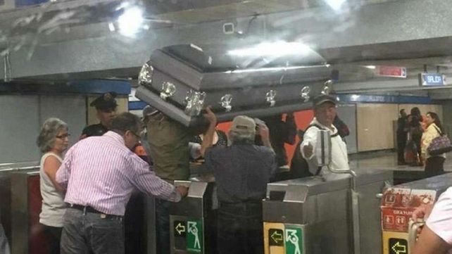 Llevaron el ataúd en el subte porque no tenían plata para coche fúnebre
