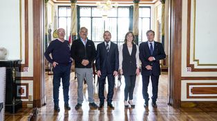 El equipo que comanda el Colegio: los ingenieros Jorge Gómez, Bernardo López, Alejandro Laraia (presidente del Colegio), Bibiana Vignaduzzo y Manuel Marcelo Crer.