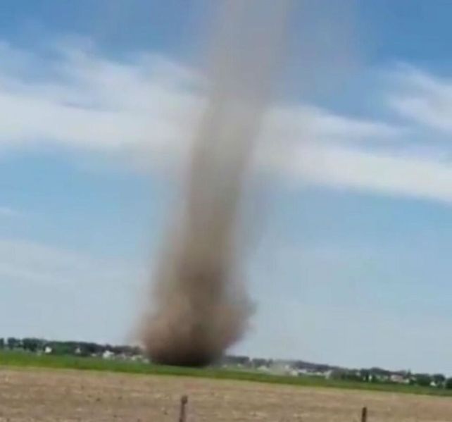 Una tromba terrestre sorprendió a los vecinos de Roldán