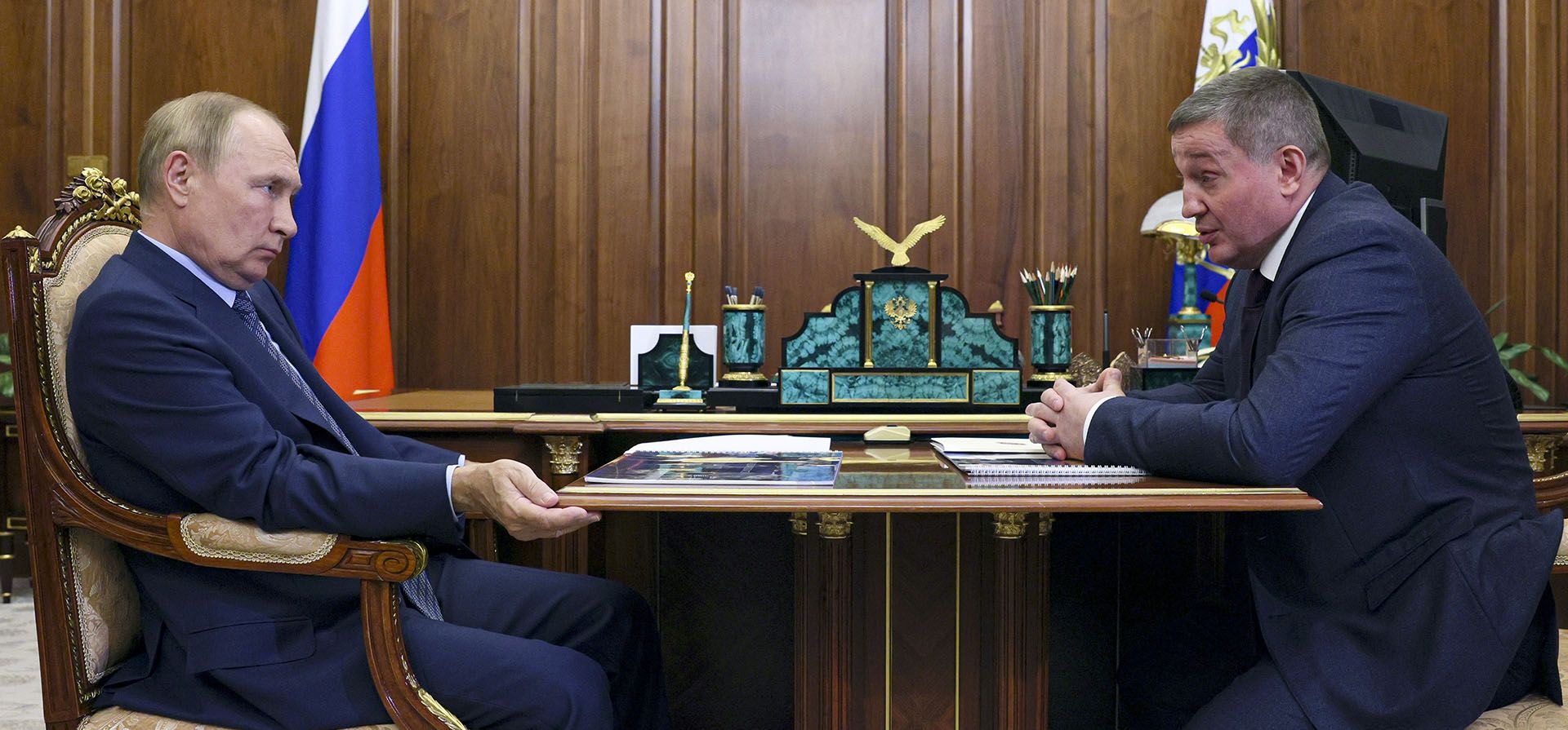 El presidente ruso, Vladimir Putin, escucha al gobernador de la región de Volgogrado, Andrei Bocharov, durante su reunión en Moscú, Rusia, el miércoles 28 de septiembre de 2022.