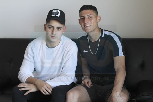 Tomás Chancalay con su amigo Alán Stang posaron para la foto luego de la transmisión en vivo de Facebook Live. Foto&nbsp;UNO&nbsp;Juan Ignacio Pereira