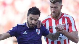 Nacho Scocco salió lesionado en el primer tiempo.